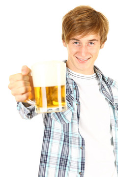 人喝一杯冰涼的啤酒