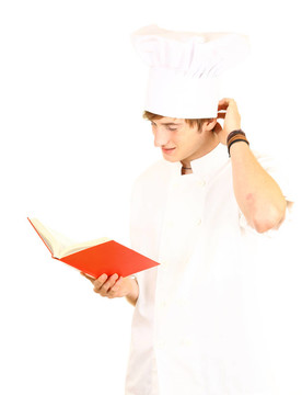 男廚師穿白色制服和帽子看書