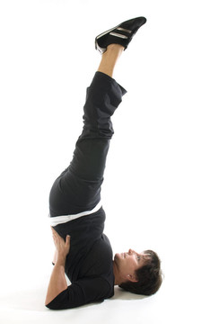 中年女人展示位置半肩倒立瑜伽高級Ardha Sarvangasana