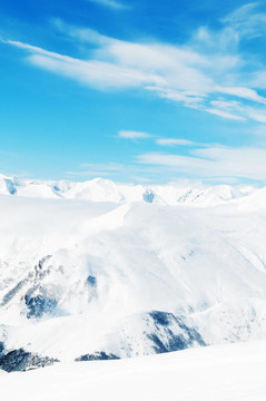 在冬天的雪下的高山