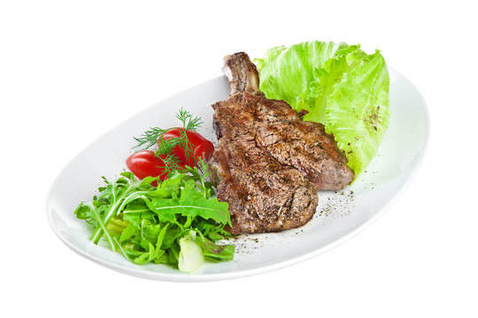在白色的烤牛肉