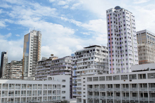 繁華的城市和舊的建筑