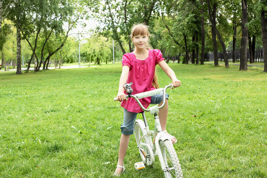 在公園里騎自行車(chē)的女孩
