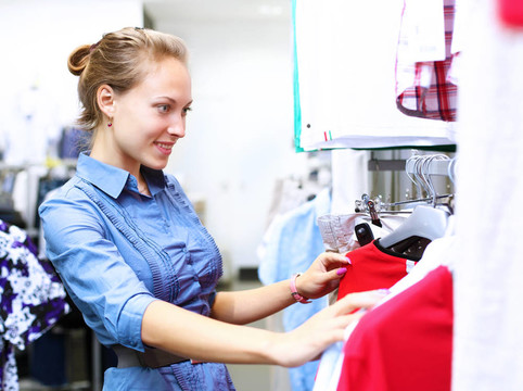 在一家商店買衣服的女人