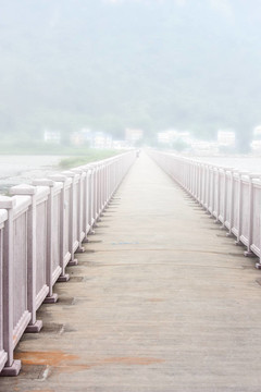 霧蒙蒙的路