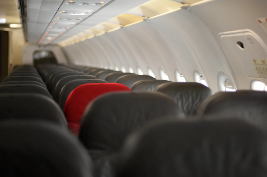 在一個空的飛機里