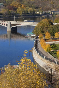 橋。