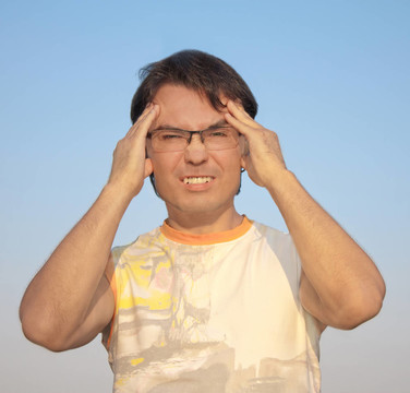 年輕人頭痛藍(lán)天