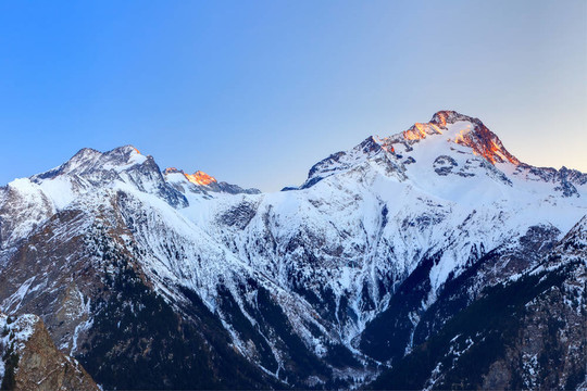 日落時(shí)的法國(guó)阿爾卑斯山