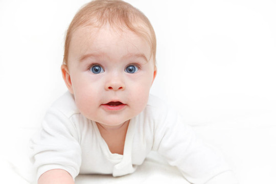 可愛(ài)的爬行的嬰兒