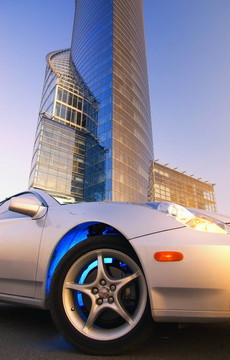 辦公樓前的現(xiàn)代跑車