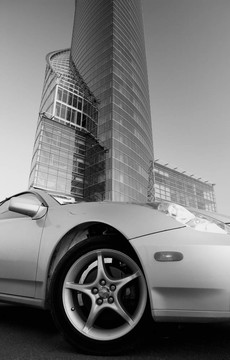 辦公樓前現(xiàn)代運(yùn)動(dòng)車的單色圖片