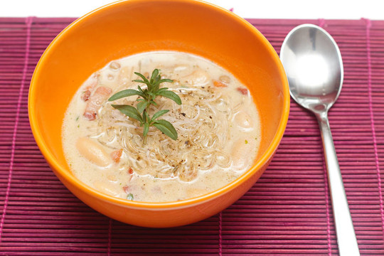 在一個橘子碗鮮扁豆湯