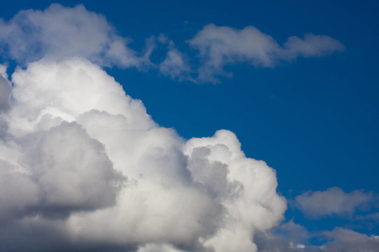 藍(lán)天上的風(fēng)暴云