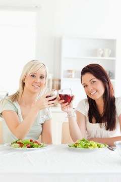 可愛的女人喝葡萄酒