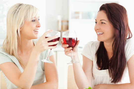 快樂的女人喝葡萄酒