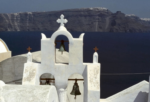 圣托里尼島；Cyclades；希臘。在倒塌的火山斜坡教堂
