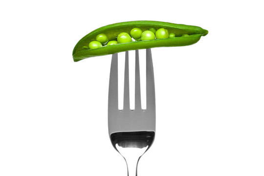 白色的叉子上的豌豆莢