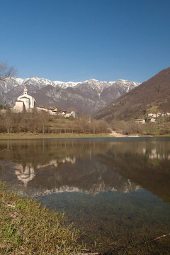 Mountains湖附近