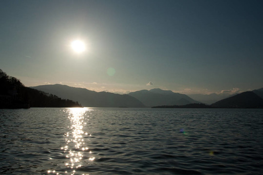Mountains湖附近