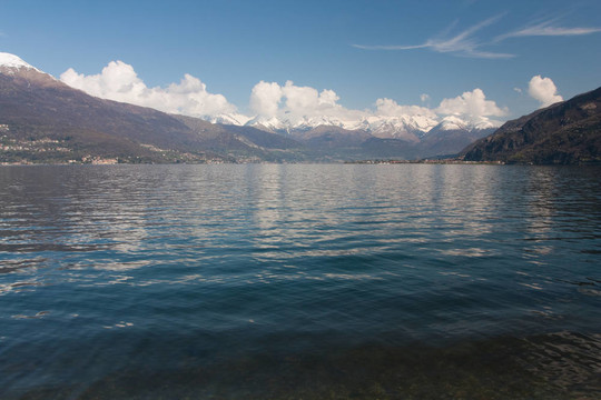 Mountains湖附近