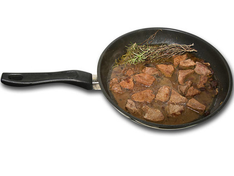 在平底鍋里的肉；孤立的