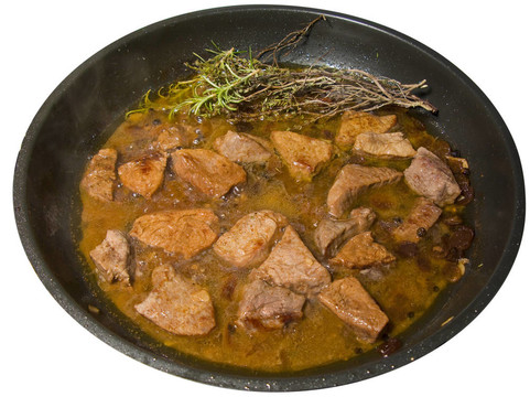 在平底鍋里的肉；孤立的