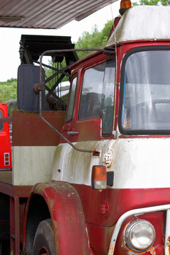 一輛破舊的卡車