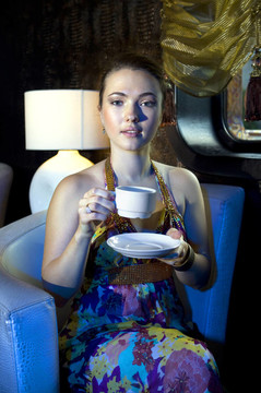 餐館里的女人喝茶