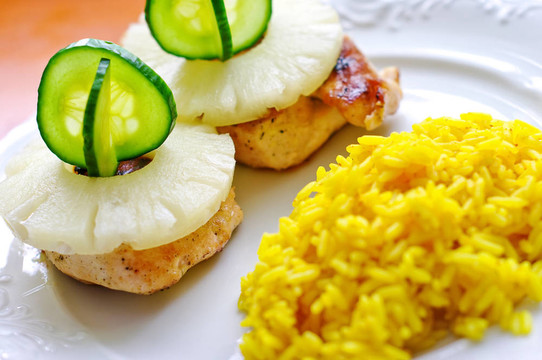菠蘿雞胸；米飯黃瓜