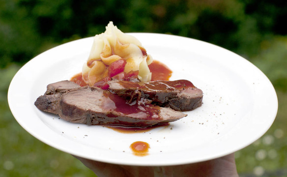 鹿里脊肉；配土豆泥和烤蒜和百里香糖漬和Amarone和櫻桃酒
