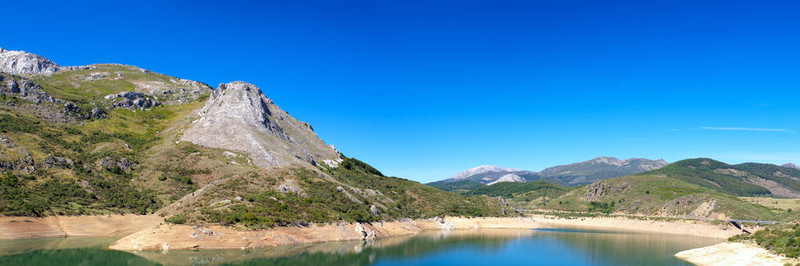 藍(lán)湖山水全景