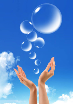 在天空中手拿氣泡