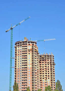 建筑起重機和建筑在藍天建設(shè)