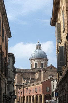 勒佐艾米利亞（Emilia Romagna；意大利）：城市景觀；與大教堂的圓頂
