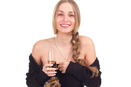 女孩用一杯酒慶祝圣誕節(jié)