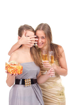兩個(gè)女孩用手拿禮物和眼鏡慶祝圣誕節(jié)