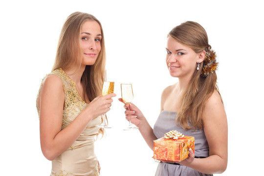 兩個女孩用手拿禮物和眼鏡慶祝圣誕節(jié)