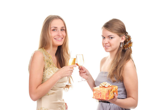 兩個女孩用手拿禮物和眼鏡慶祝圣誕節(jié)