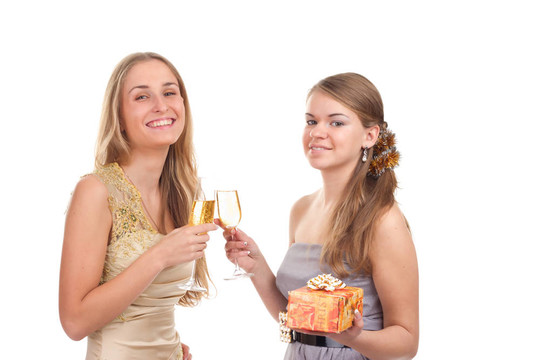 兩個女孩用手拿禮物和眼鏡慶祝圣誕節(jié)
