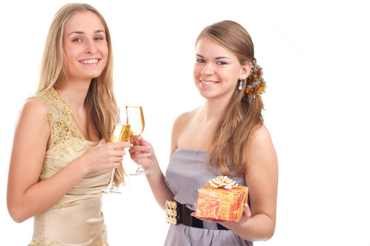 兩個女孩用手拿禮物和眼鏡慶祝圣誕節(jié)