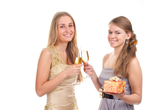 兩個女孩用手拿禮物和眼鏡慶祝圣誕節(jié)