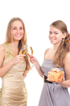 兩個女孩用手拿禮物和眼鏡慶祝圣誕節(jié)