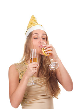 女孩用一杯酒慶祝圣誕節(jié)