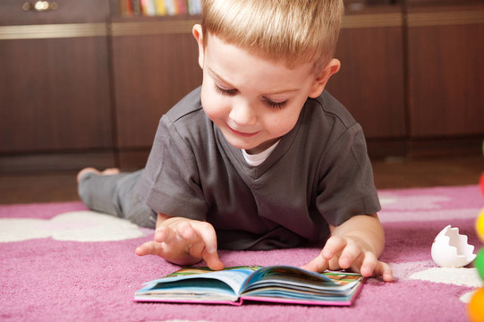 可愛的男孩閱讀書