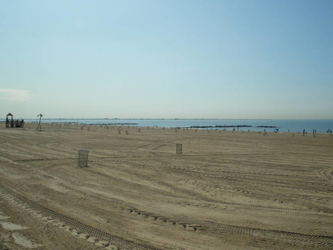 空蕩蕩的海灘