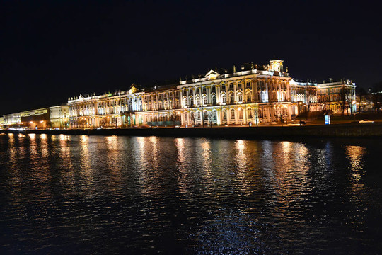 夜晚的艾爾米塔什博物館和Neva河