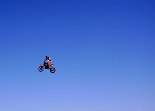 空氣中的摩托車騎手