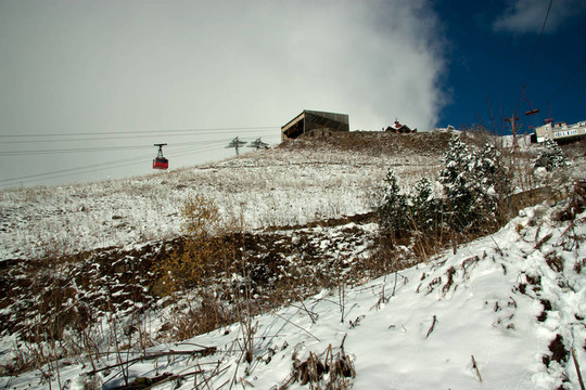 滑雪索道在度假勝地棟巴伊；高加索
