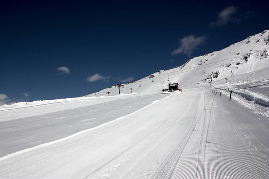 雪地履帶車在斜坡的坡度處理工作；